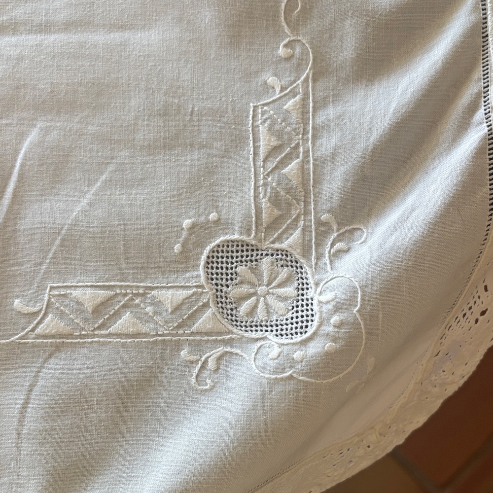 Elegant Embroidered Tablecloth - Picture 4 of 4